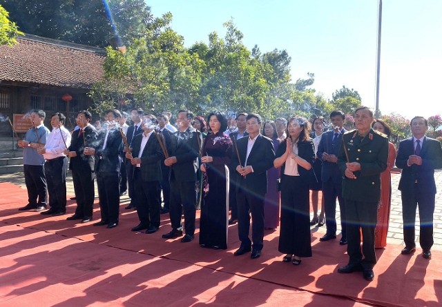 Phó Chủ tịch Phùng Thị Hồng Hà cùng lãnh đạo Thành phố dâng hương tưởng niệm Danh nhân Chu Văn An tại Chí Linh, Hải Dương